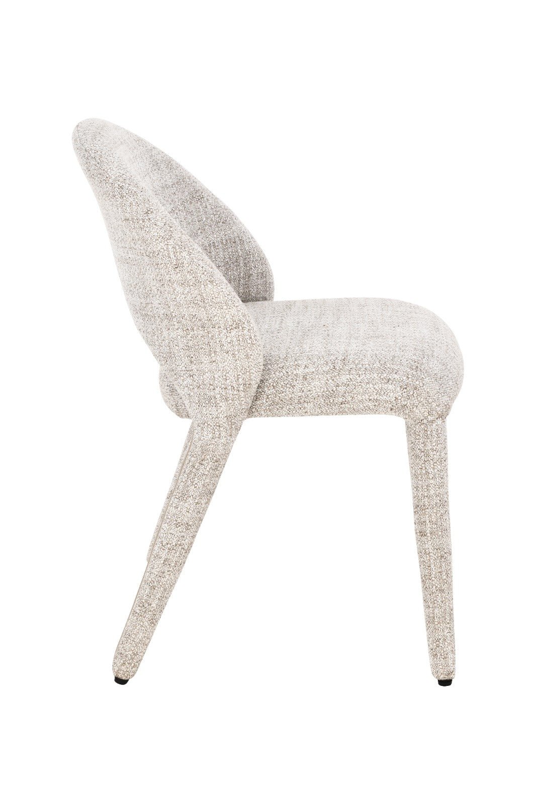 Chaise moderne  avec dossier arrondi et assise rembourrée, revêtement en tissu texturé et pieds inclinés.