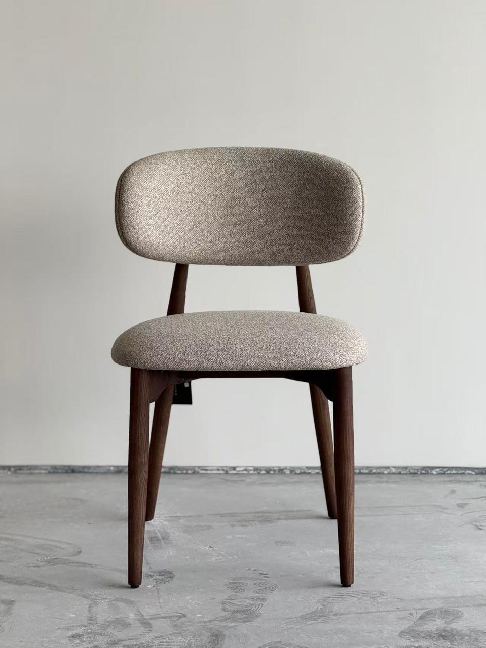 « Chaise design en bois foncé avec assise et dossier rembourrés en tissu , style moderne et élégant »