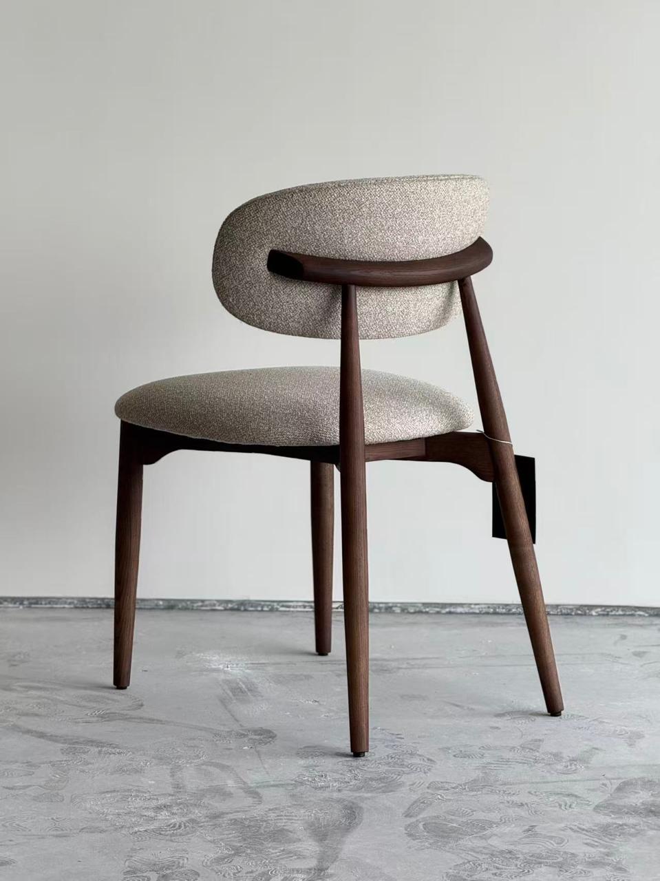 « Chaise design en bois foncé avec assise et dossier rembourrés en tissu , style moderne et élégant »