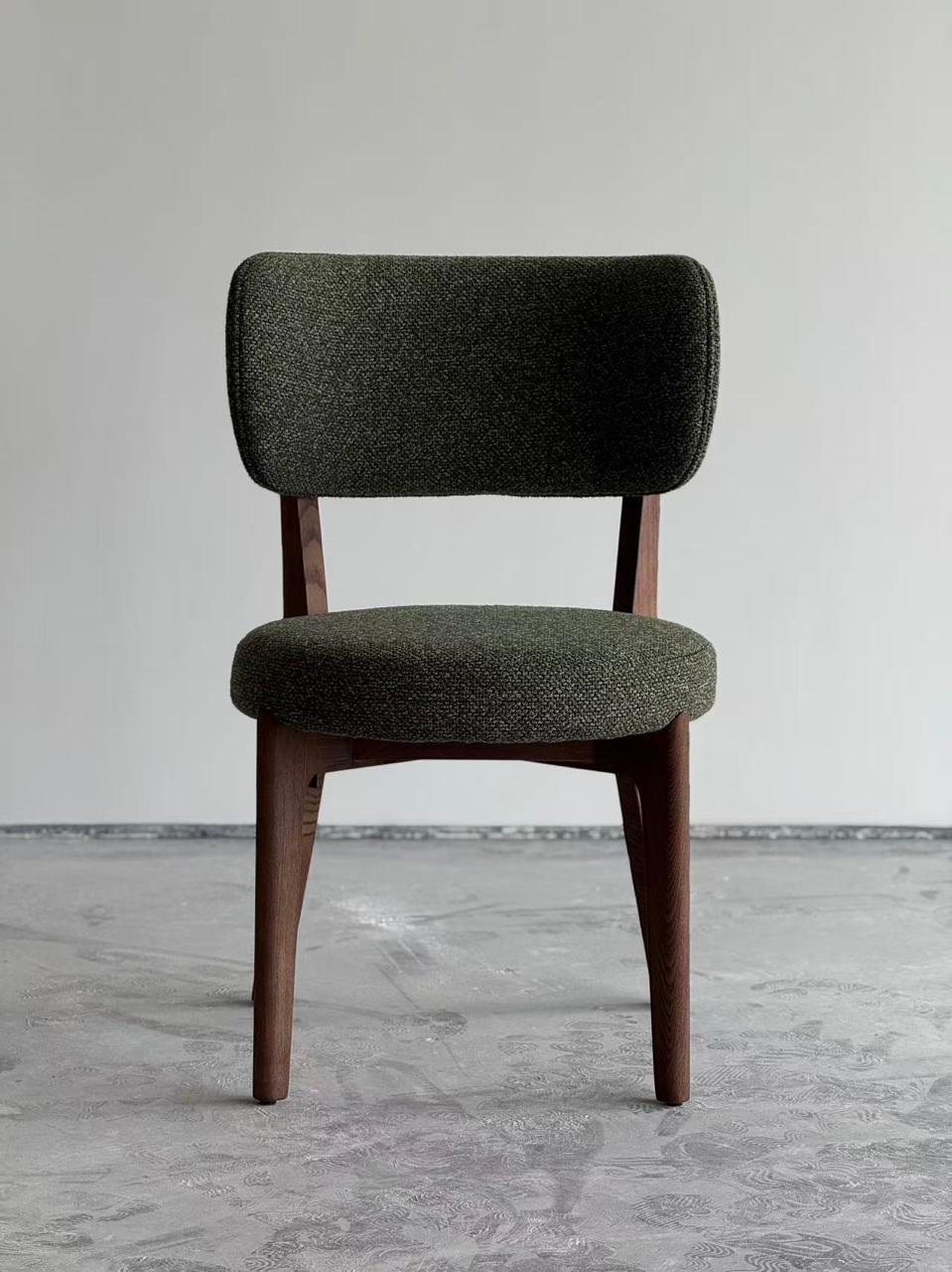  Chaise design en bois foncé avec assise et dossier rembourrés en tissu vert, style moderne et élégant .