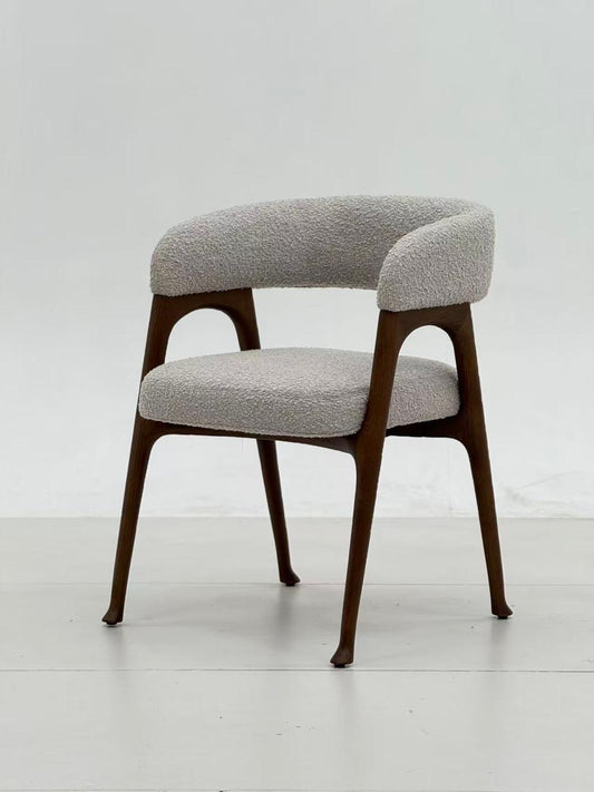 Chaise design avec assise et dossier rembourrés en tissu texturé , structure en bois massif foncé et accoudoirs intégrés