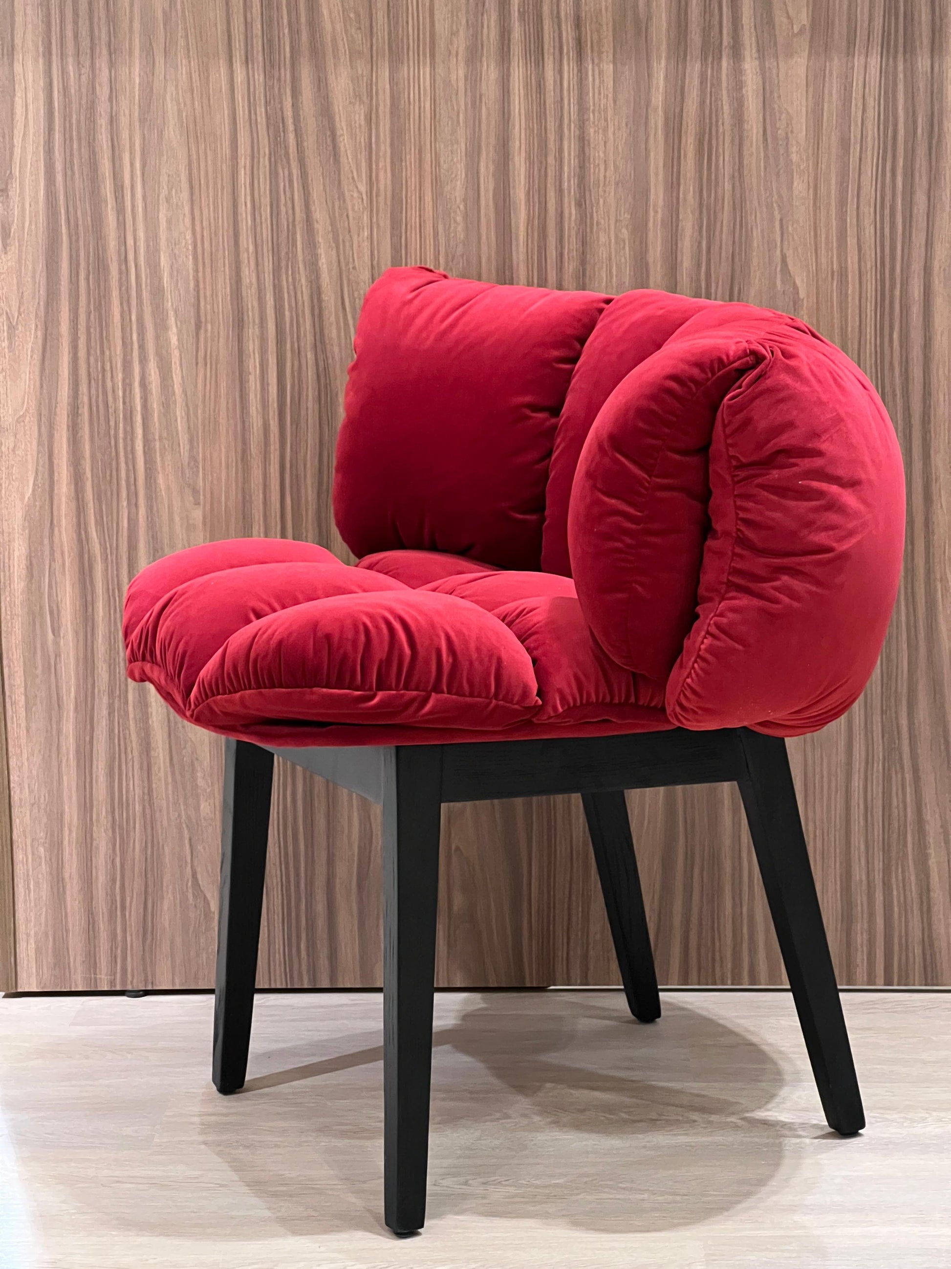 Ces chaises au design pétale, modernes et stylées, se distinguent par leur tissu rouge éclatant et leur piétement noir. Une combinaison parfaite de confort et de style pour une touche contemporaine dans votre espace.