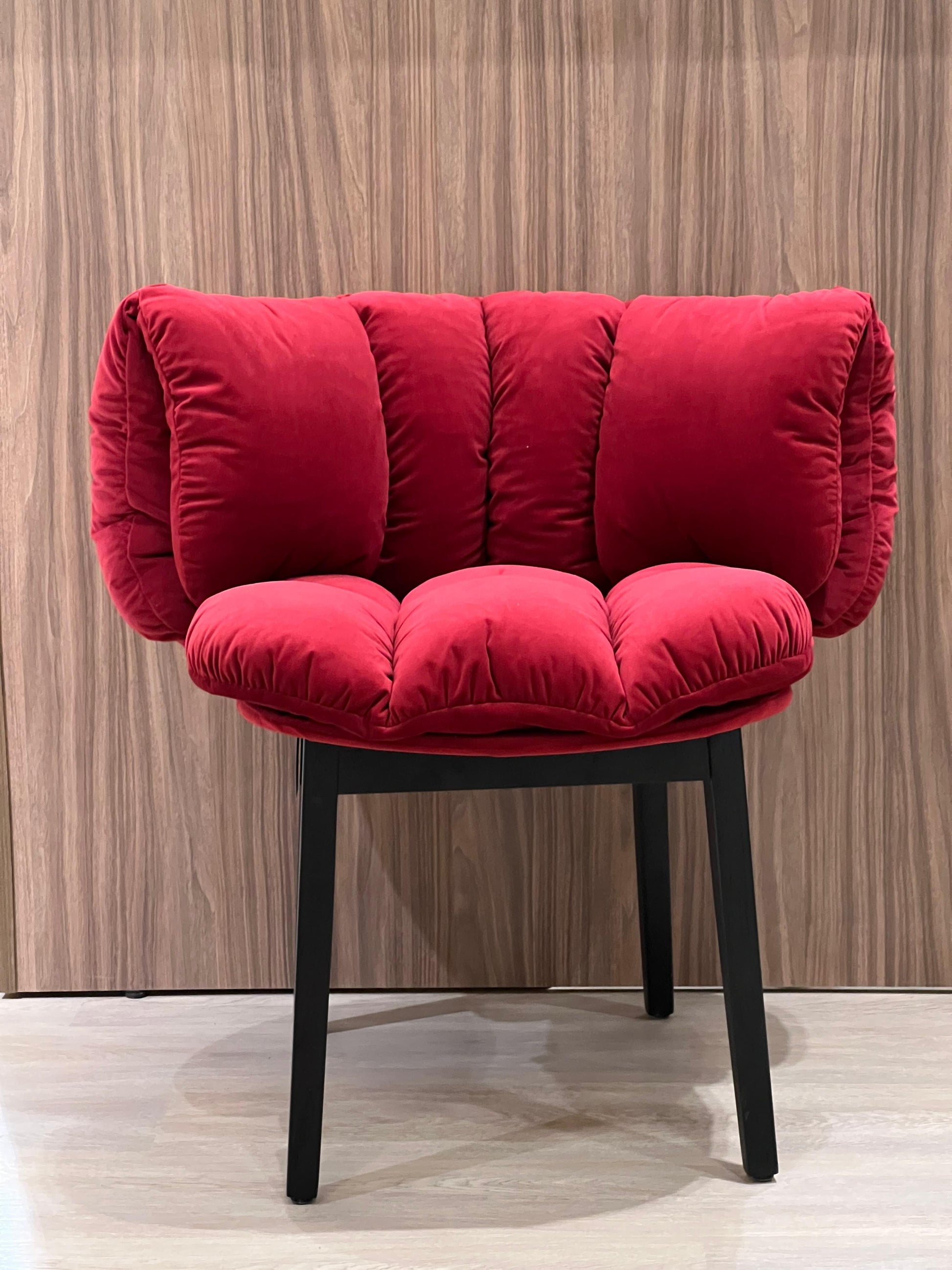 Ces chaises au design pétale, modernes et stylées, se distinguent par leur tissu rouge éclatant et leur piétement noir. Une combinaison parfaite de confort et de style pour une touche contemporaine dans votre espace.