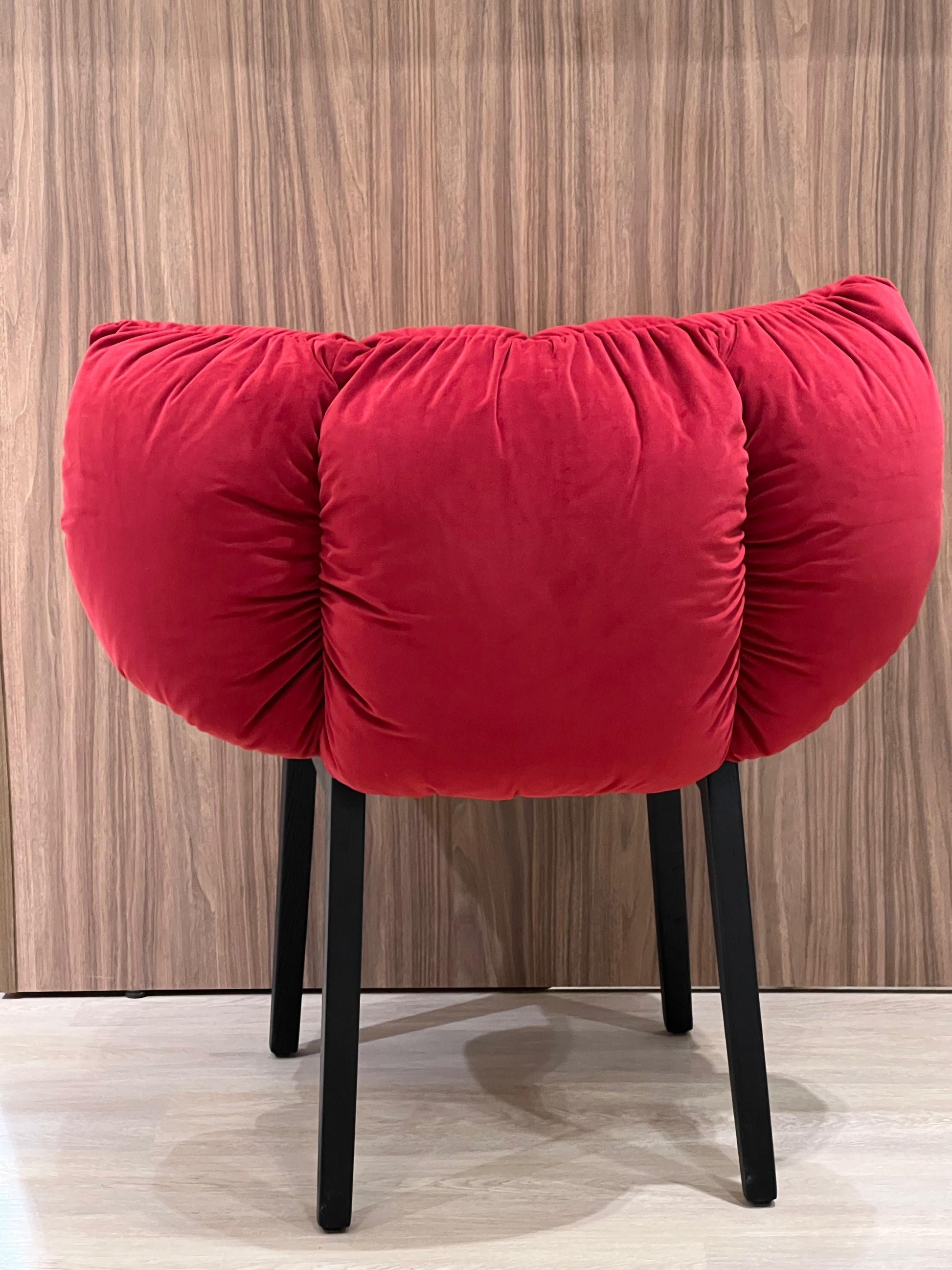Ces chaises au design pétale, modernes et stylées, se distinguent par leur tissu rouge éclatant et leur piétement noir. Une combinaison parfaite de confort et de style pour une touche contemporaine dans votre espace.