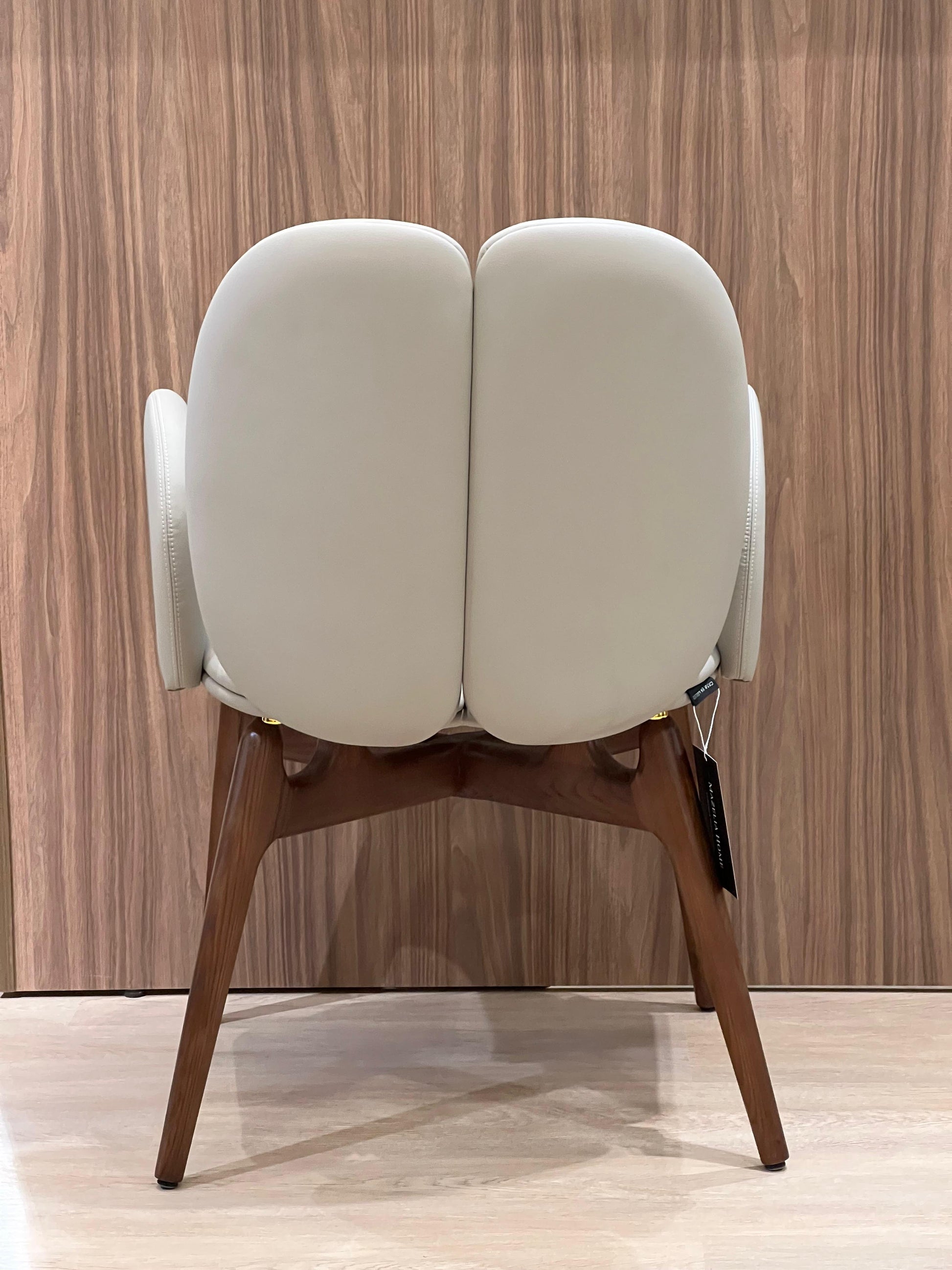 Cette chaise sophistiquée combine un cuir de qualité supérieure pour un confort optimal et un piétement en bois massif pour une stabilité et une durabilité exceptionnelles. Idéale pour ajouter une touche de luxe et de chaleur à votre espace.

