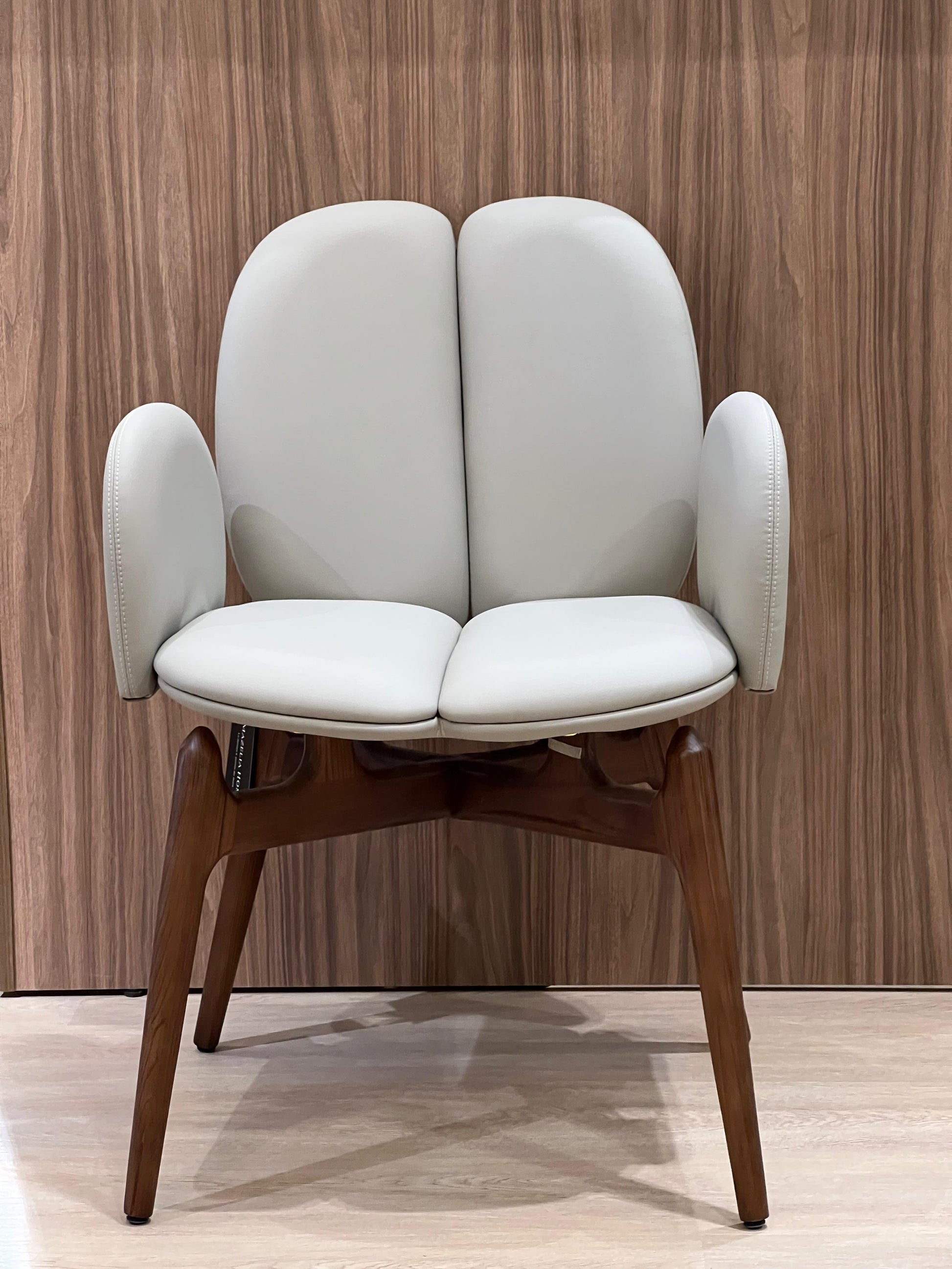 Cette chaise sophistiquée combine un cuir de qualité supérieure pour un confort optimal et un piétement en bois massif pour une stabilité et une durabilité exceptionnelles. Idéale pour ajouter une touche de luxe et de chaleur à votre espace.

