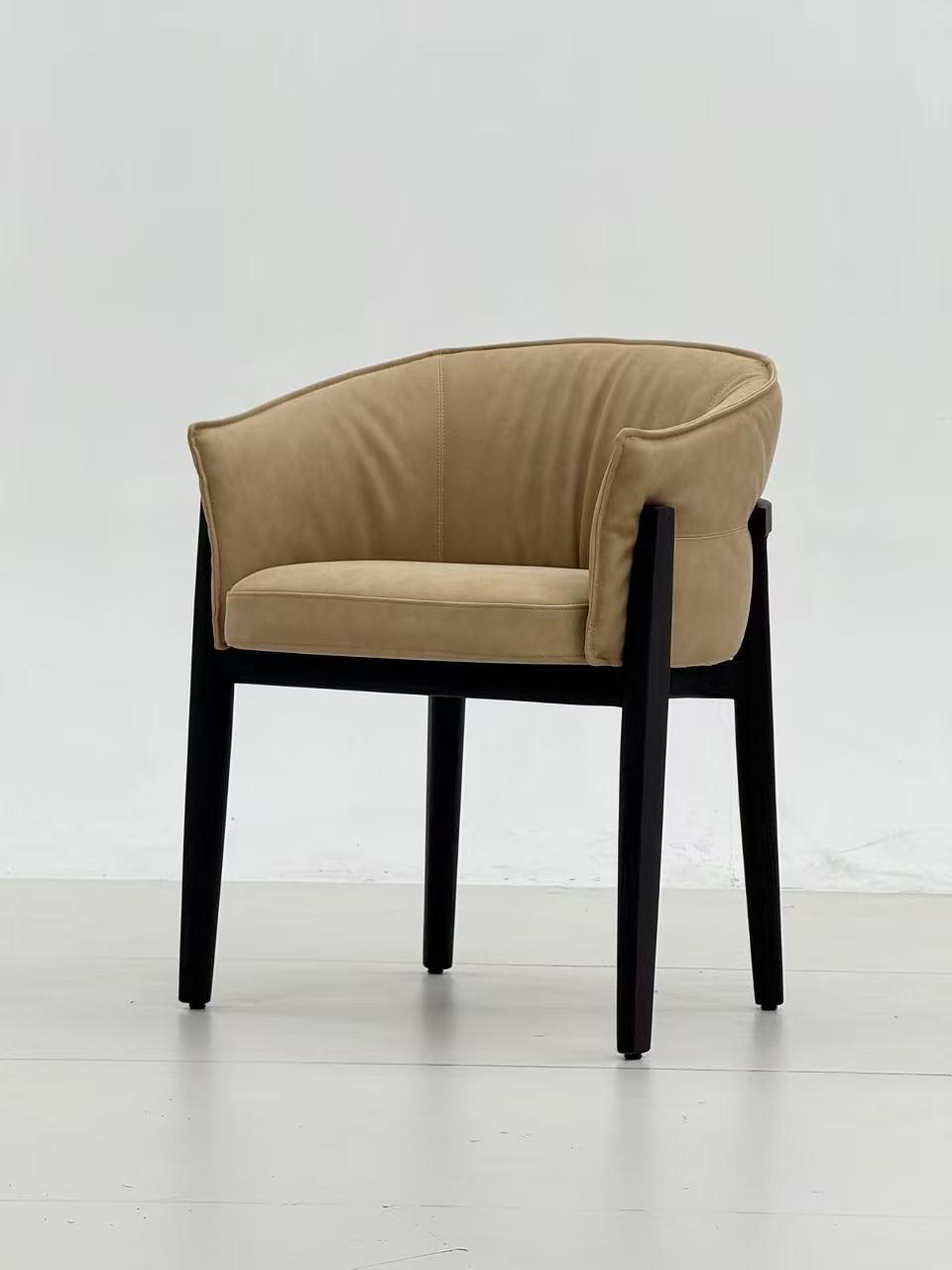 Chaise design rembourrée en tissu beige avec dossier enveloppant et structure en bois foncé, au style moderne et élégant.