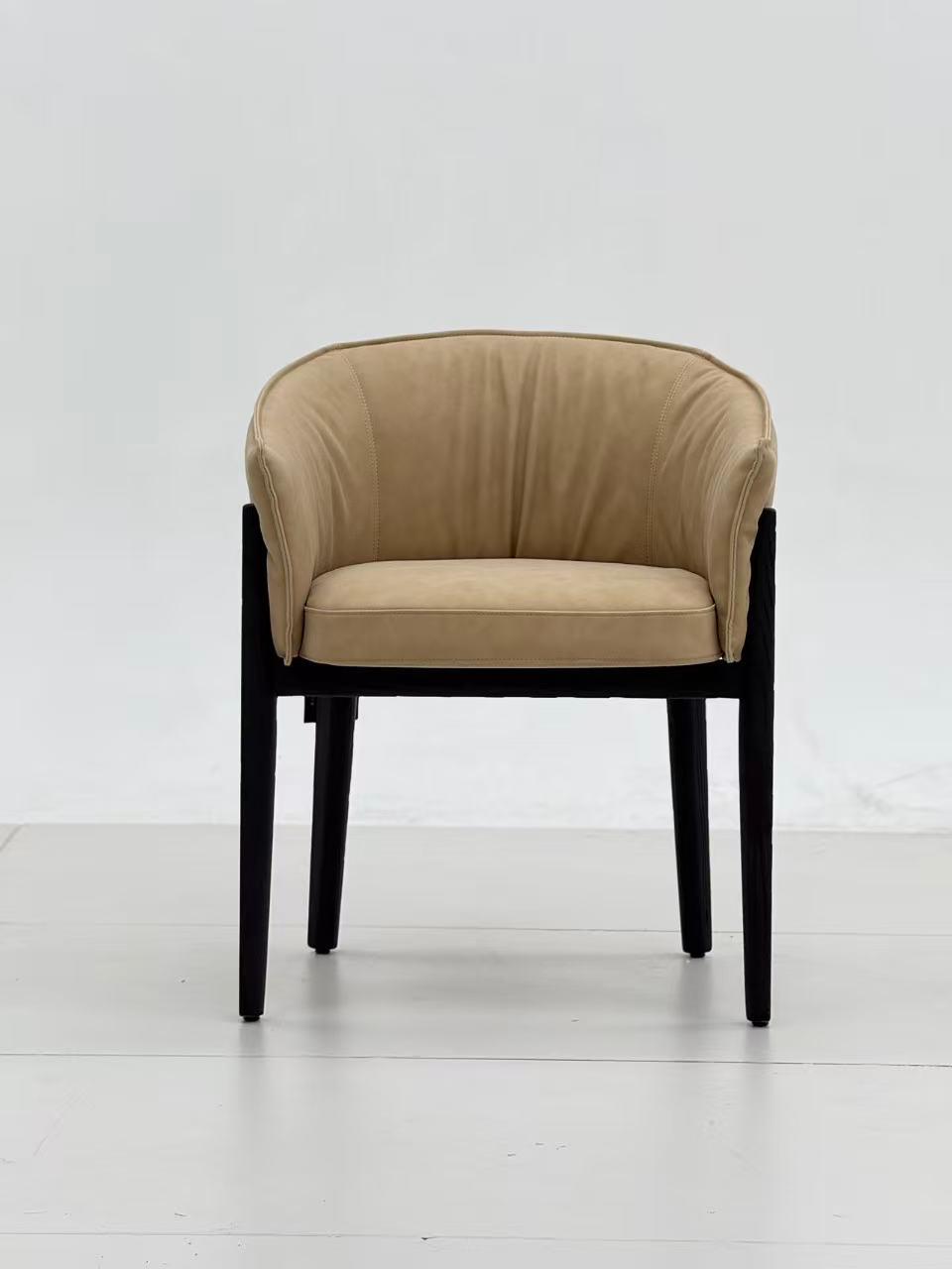 Chaise design rembourrée en tissu beige avec dossier enveloppant et structure en bois foncé, au style moderne et élégant.