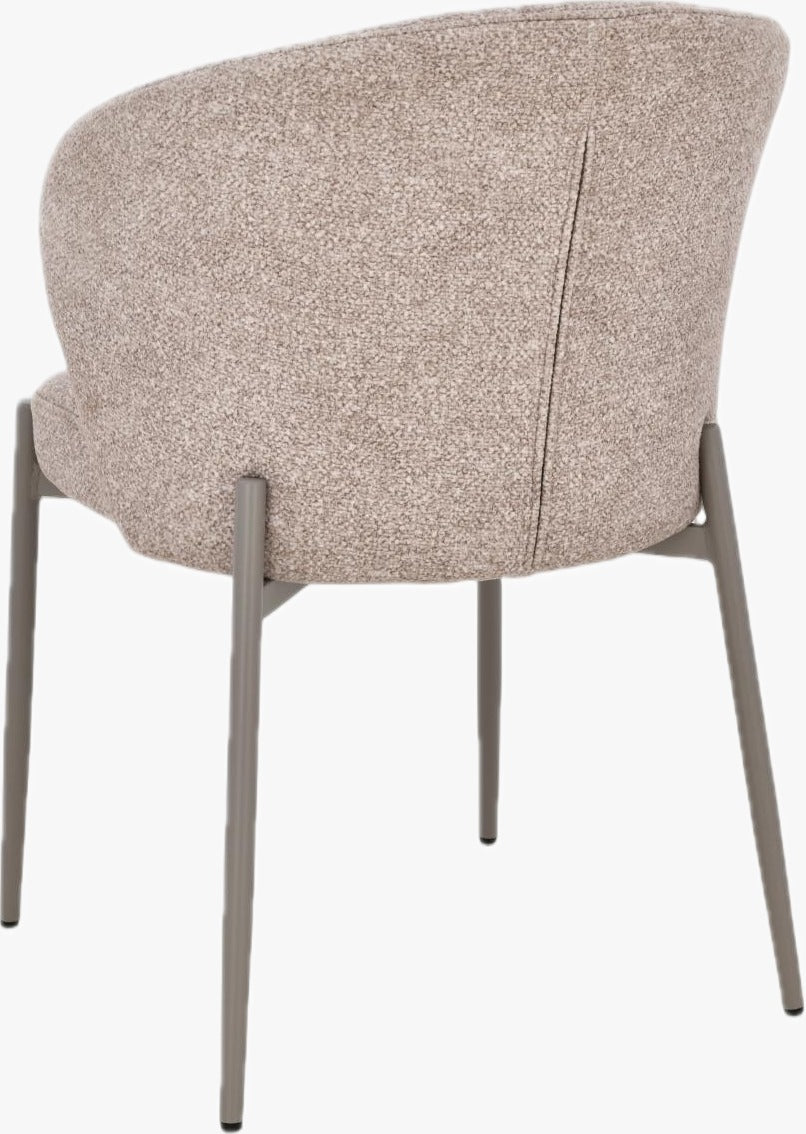 Chaise design moderne en tissu beige texturé avec dossier arrondi et pieds fins en métal gris