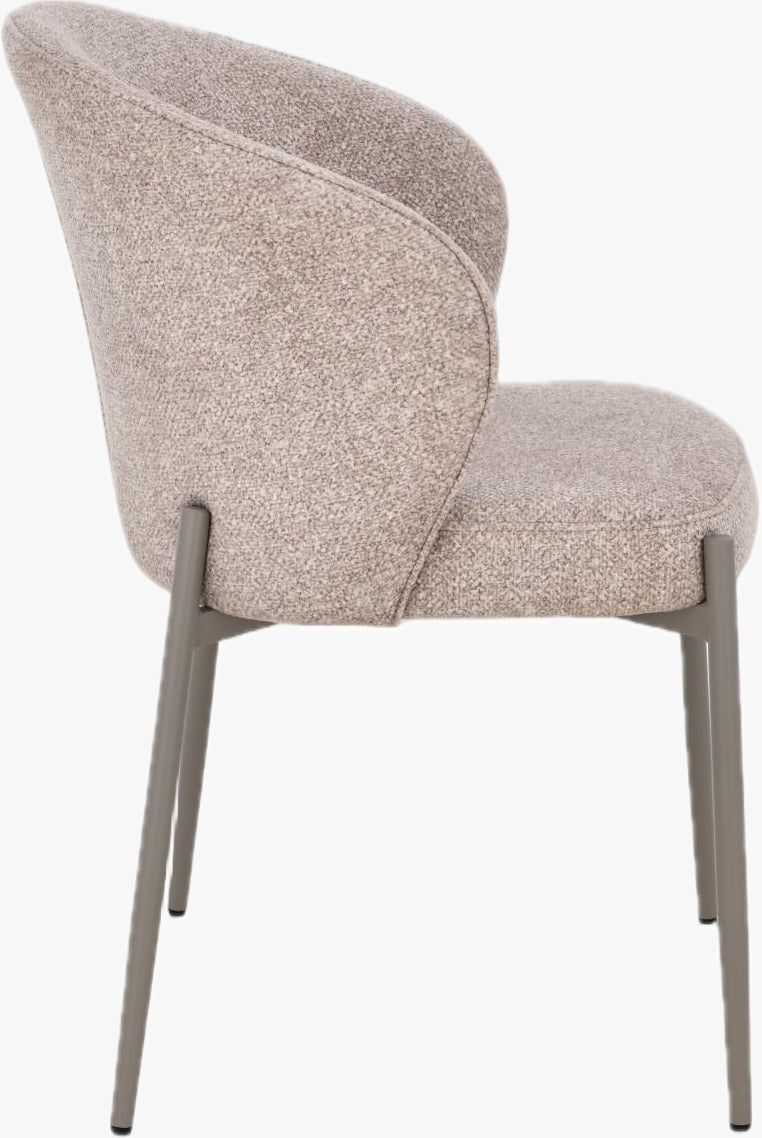 Chaise design moderne en tissu beige texturé avec dossier arrondi et pieds fins en métal gris