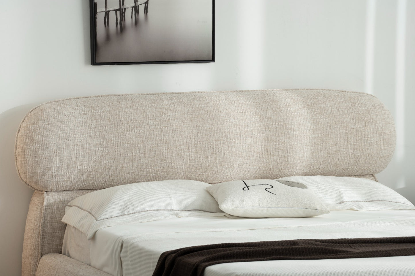 Lit coffre moderne avec tête de lit rembourrée et rangement intégré.