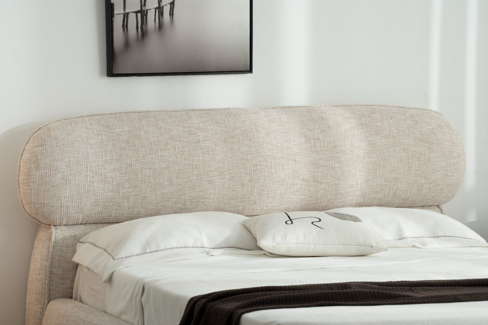 Lit coffre moderne avec tête de lit rembourrée et rangement intégré.