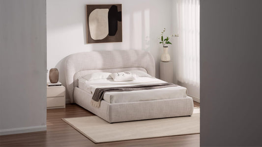 Lit coffre moderne gris clair avec tête de lit rembourrée et rangement intégré.
