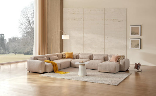 Canapé d’angle moderne avec assises spacieuses dans un salon design.