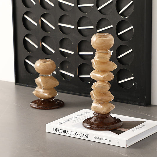 Duo de bougeoirs sculpturaux beige marbré au style moderne et minimaliste.