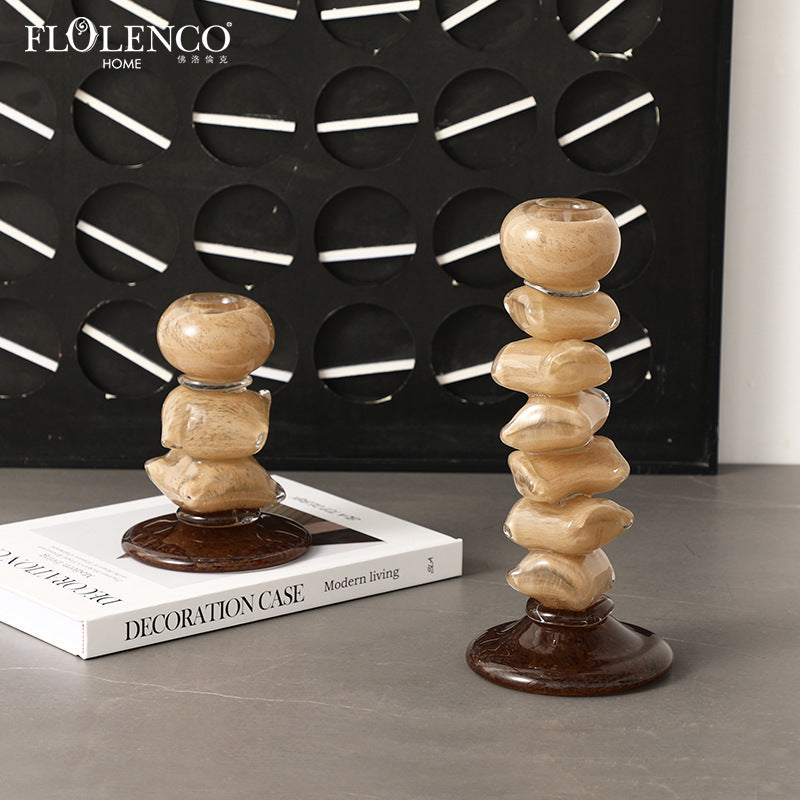Duo de bougeoirs sculpturaux beige marbré au style moderne et minimaliste.