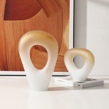 Sculptures décoratives modernes blanc et doré avec forme organique pour salon élégant