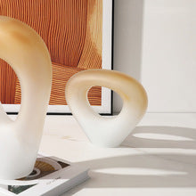 Sculptures décoratives modernes blanc et doré avec forme organique pour salon élégant