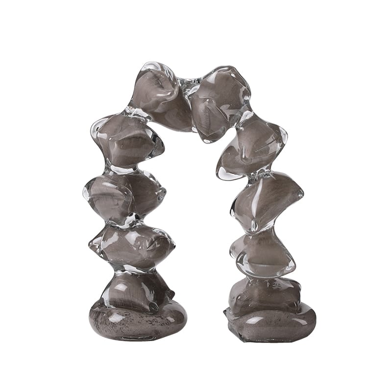 Sculpture décorative en verre en forme d’arche, design moderne avec finition brillante couleur ambre et gris fumé.