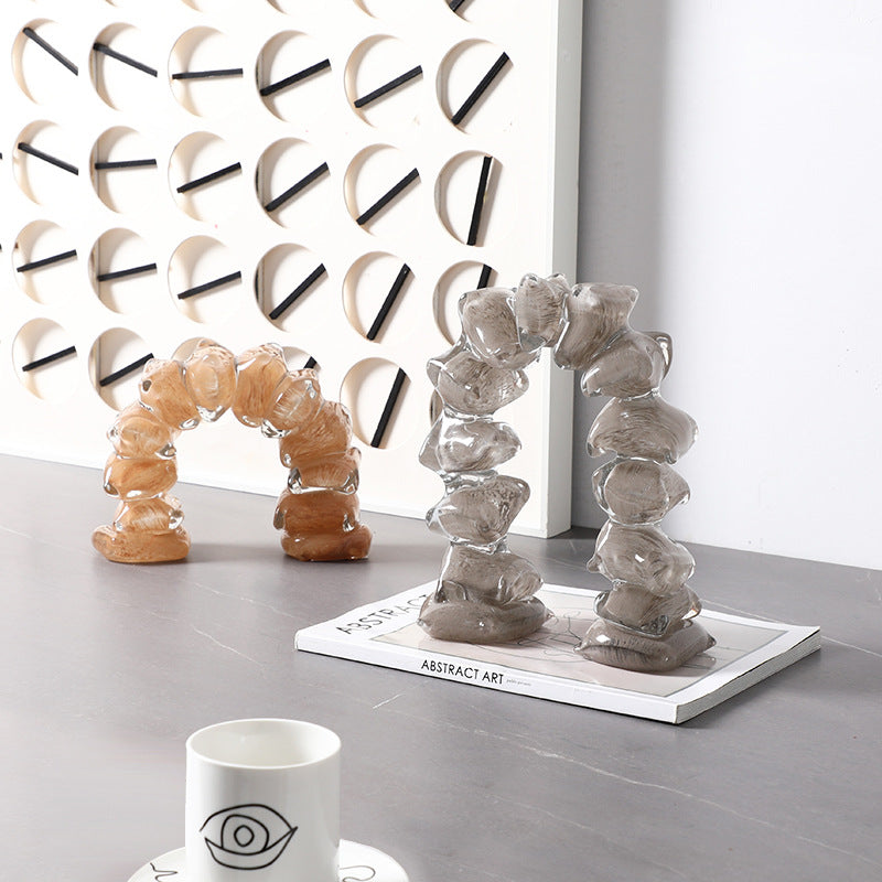 Sculpture décorative en verre en forme d’arche, design moderne avec finition brillante couleur ambre et gris fumé.