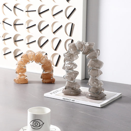 Sculpture décorative en verre en forme d’arche, design moderne avec finition brillante couleur ambre et gris fumé.