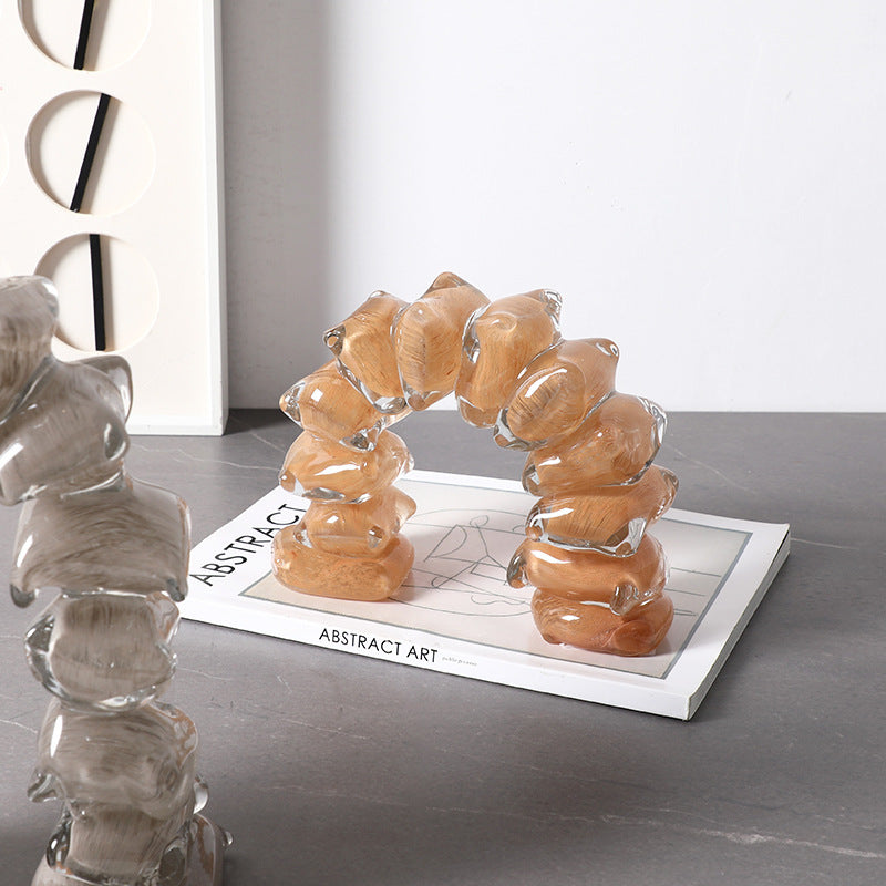 Sculpture décorative en verre en forme d’arche, design moderne avec finition brillante couleur ambre et gris fumé.