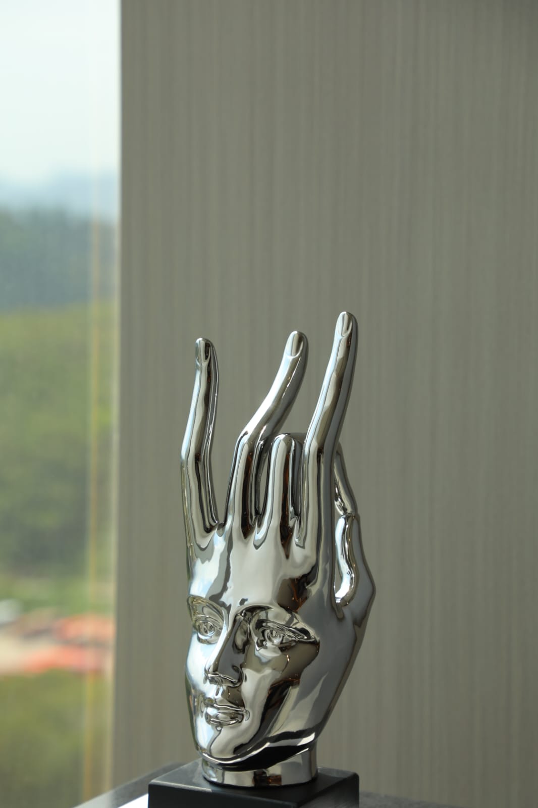 Sculpture visage abstrait chromé design moderne décoration intérieure luxe