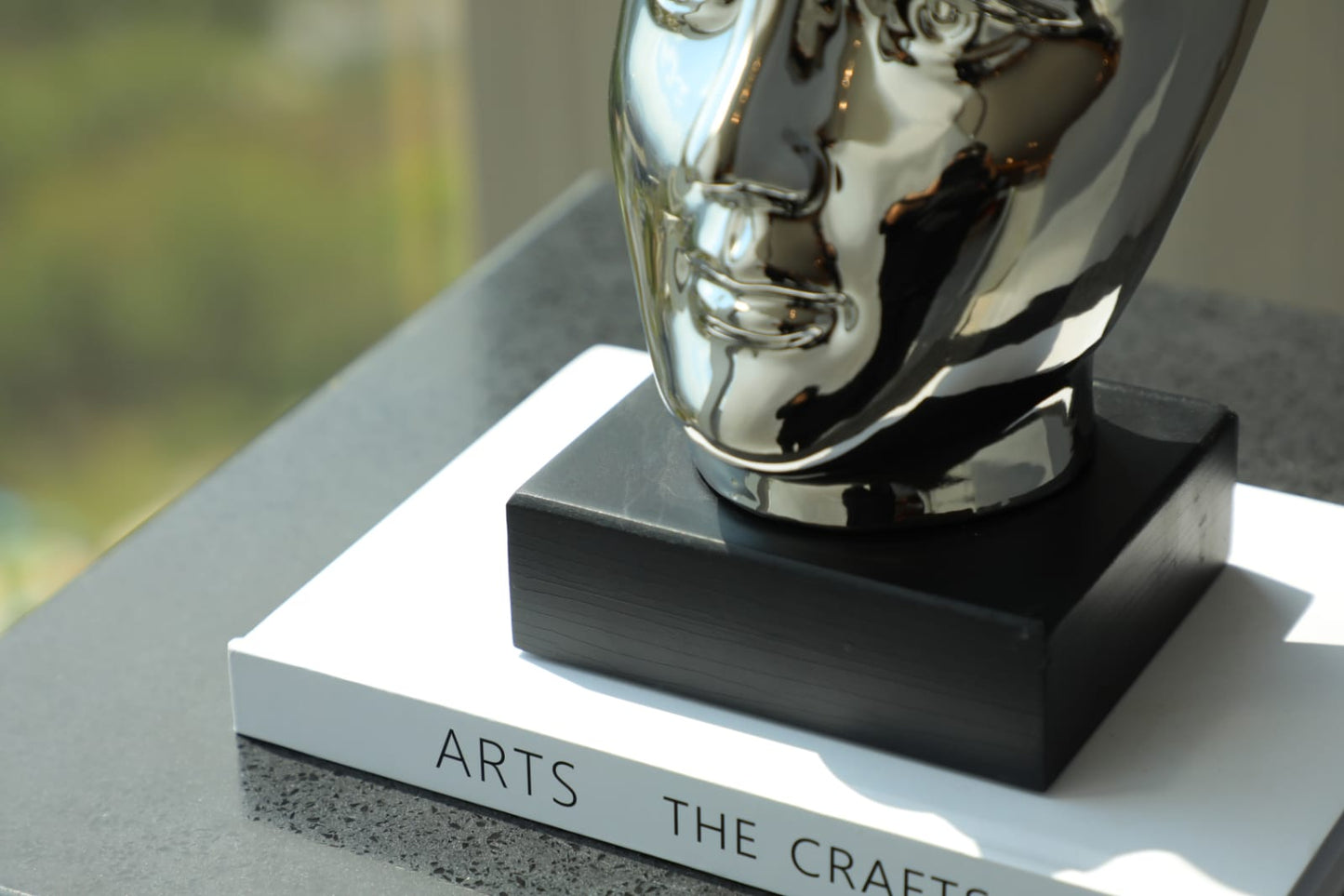 Sculpture visage abstrait chromé design moderne décoration intérieure luxe