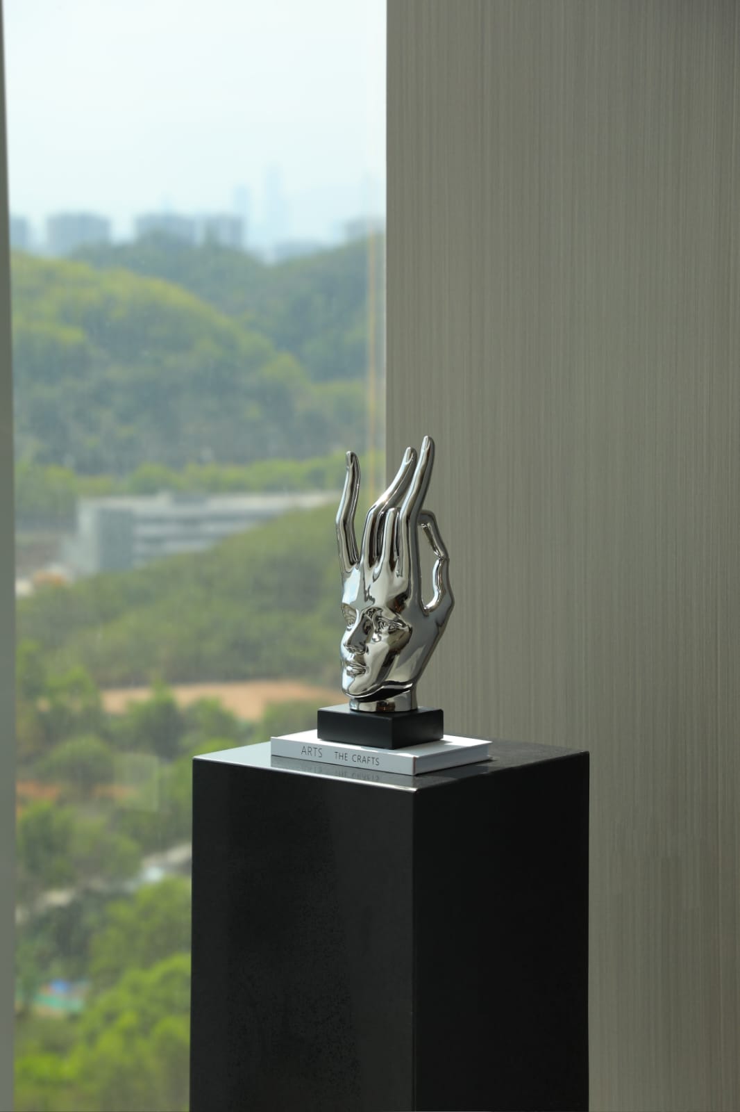 Sculpture visage abstrait chromé design moderne décoration intérieure luxe