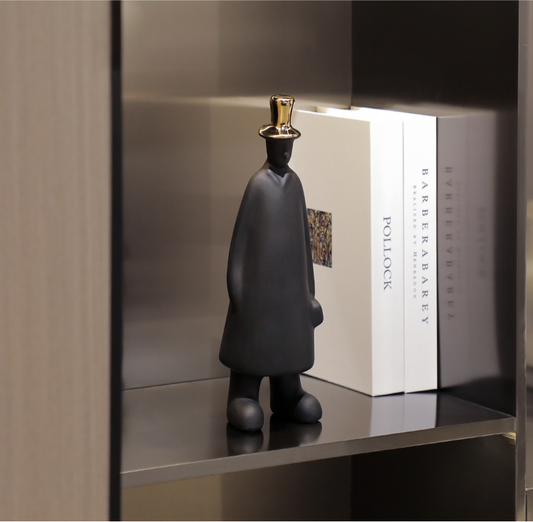 Sculpture décorative moderne silhouette noire avec chapeau doré design minimaliste pour intérieur élégant