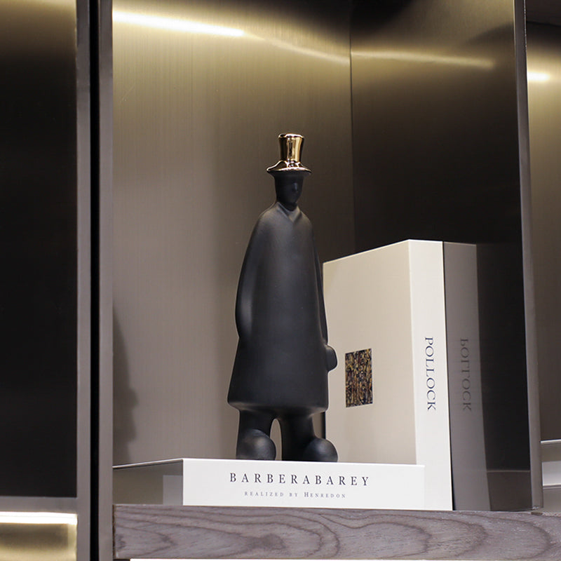 Sculpture décorative moderne silhouette noire avec chapeau doré design minimaliste pour intérieur élégant