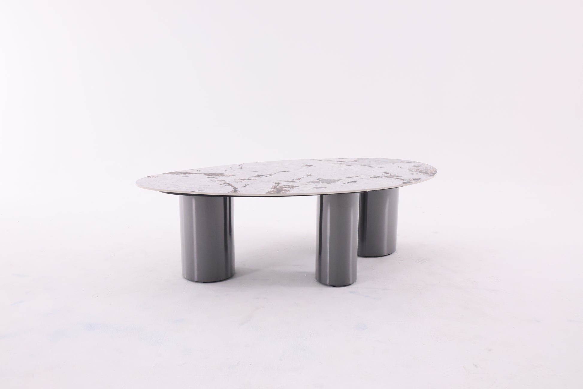 Table basse ovale en céramique avec piétement en métal traité. Un design moderne et raffiné, alliant robustesse et élégance pour sublimer votre salon.