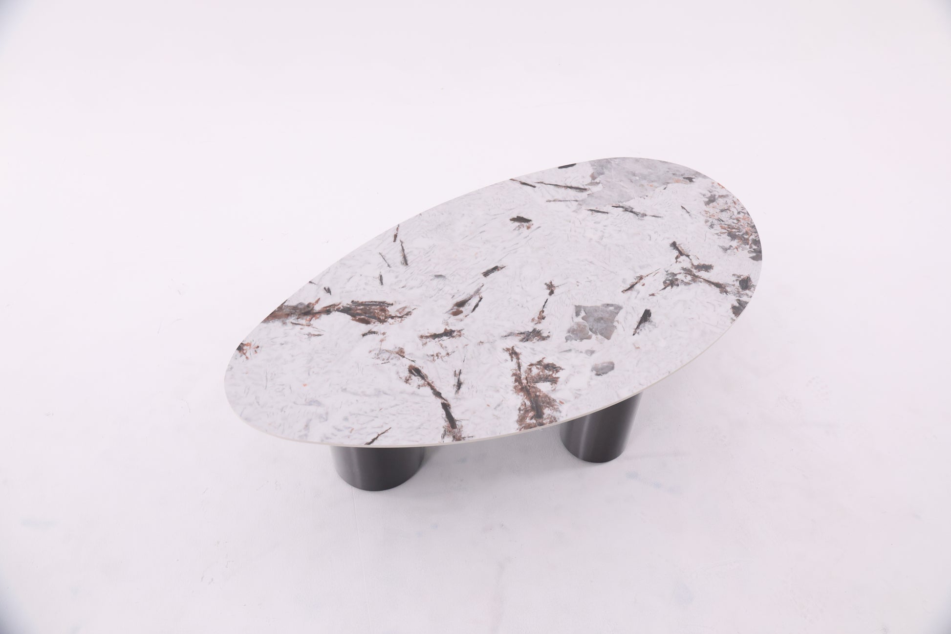 Table basse ovale en céramique avec piétement en métal traité. Un design moderne et raffiné, alliant robustesse et élégance pour sublimer votre salon.
