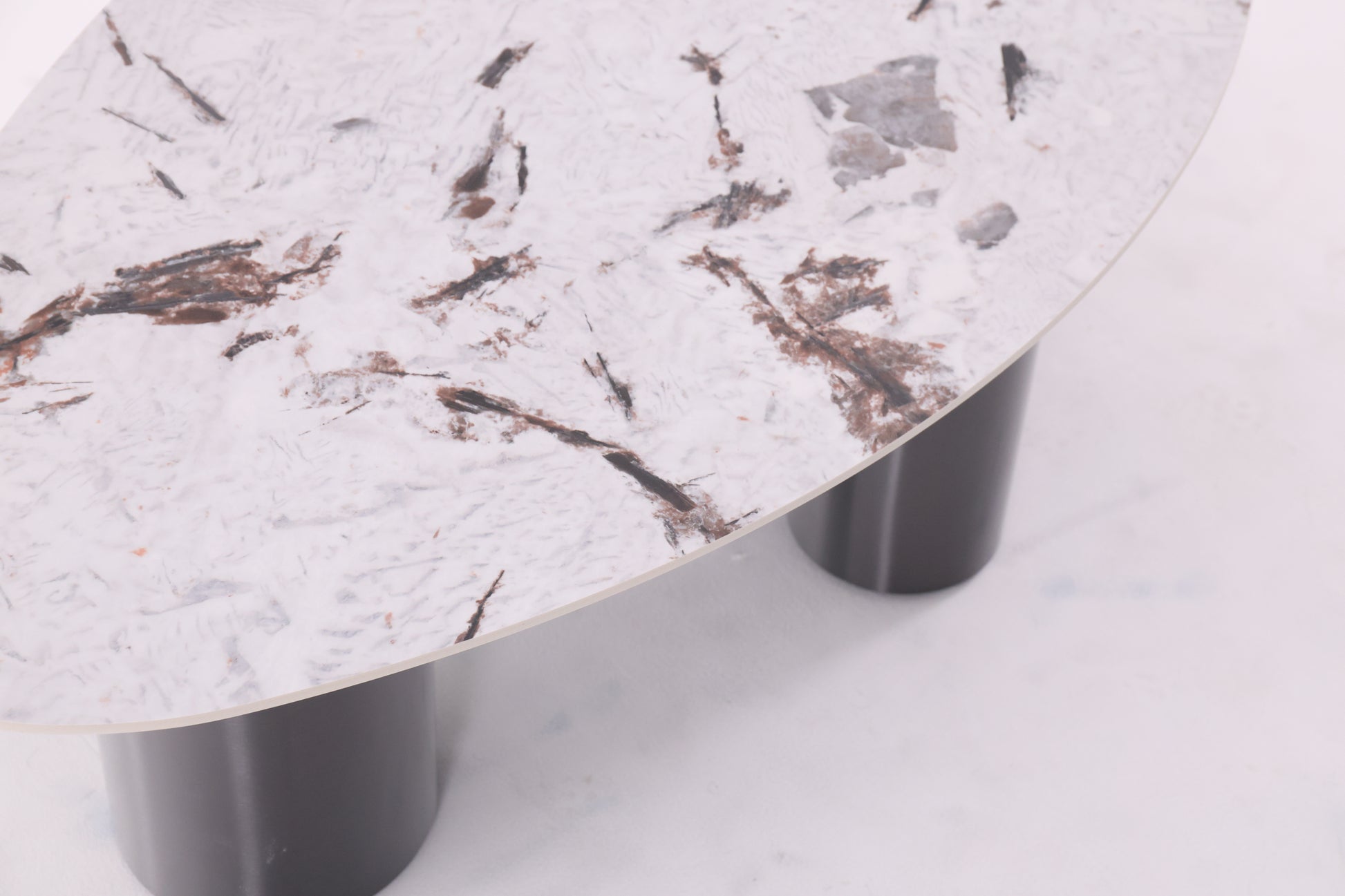 Table basse ovale en céramique avec piétement en métal traité. Un design moderne et raffiné, alliant robustesse et élégance pour sublimer votre salon.