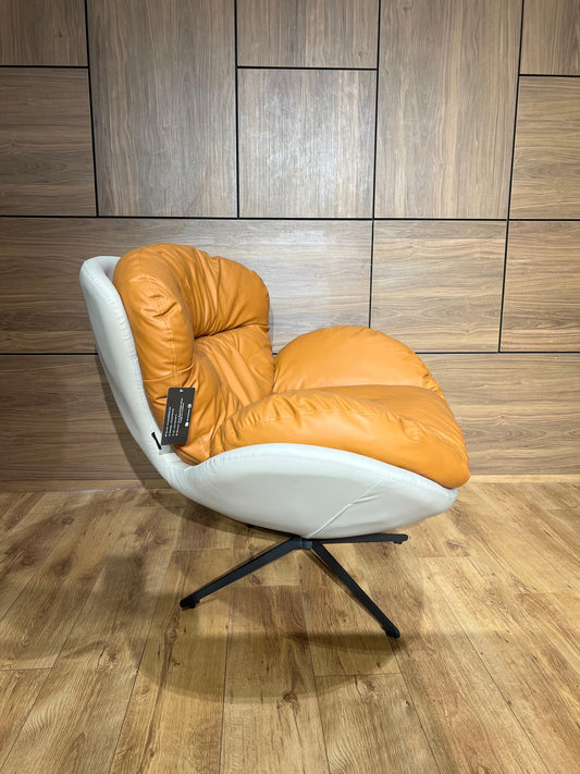 Bergère pivotante au socle métal traité, en tissu ou simili cuir. Design, confort, liberté de mouvement.