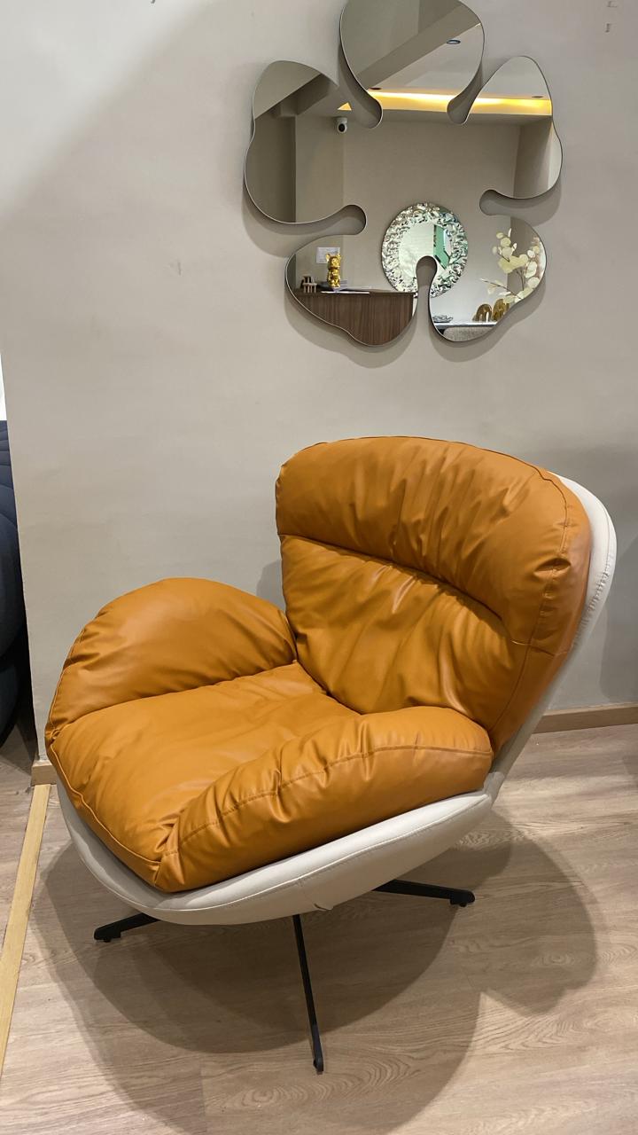 Bergère pivotante au socle métal traité, en tissu ou simili cuir. Design, confort, liberté de mouvement.
