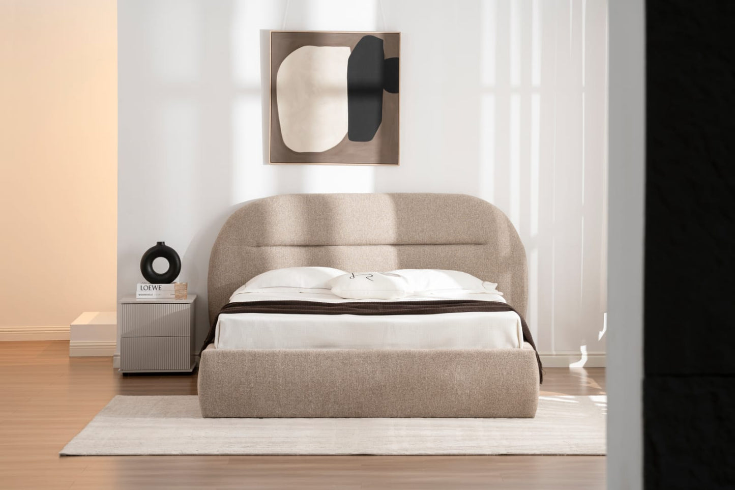 Lit avec tête de lit boudinée, alliant confort et design moderne. Idéal pour créer une ambiance chaleureuse et accueillante dans votre chambre. 