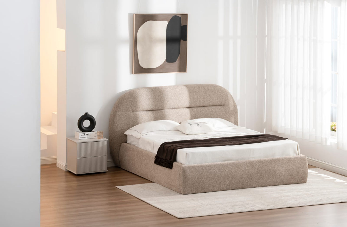Lit avec tête de lit boudinée, alliant confort et design moderne. Idéal pour créer une ambiance chaleureuse et accueillante dans votre chambre. 