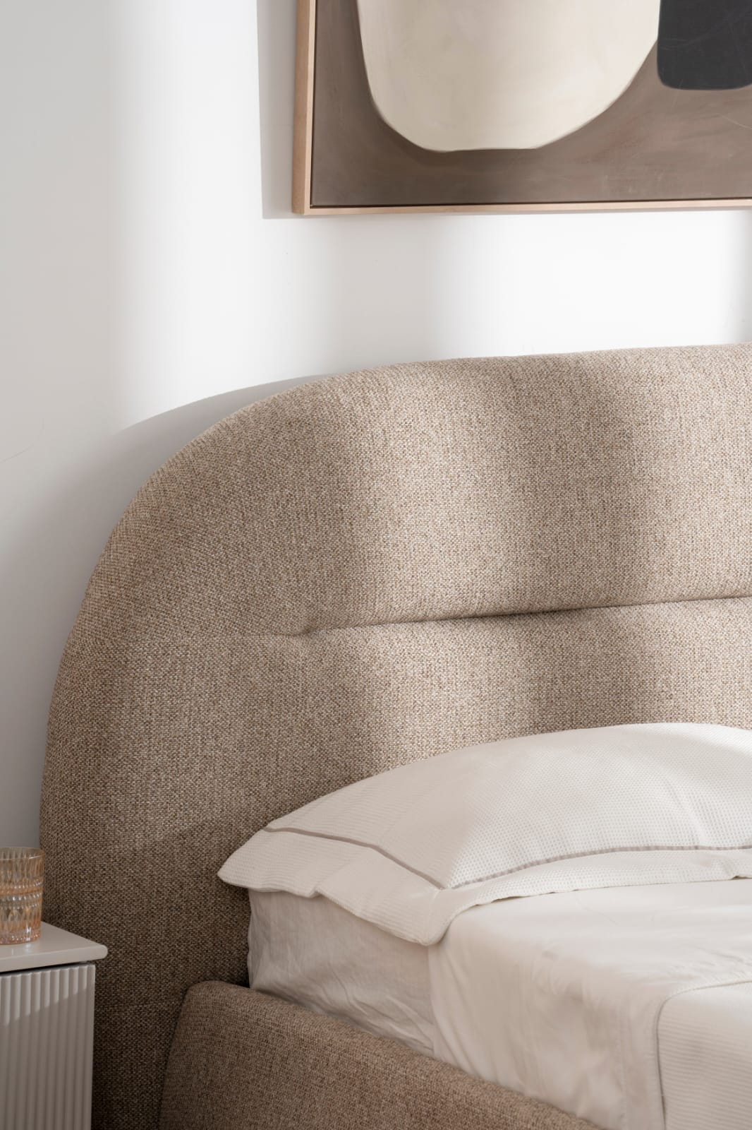 Lit avec tête de lit boudinée, alliant confort et design moderne. Idéal pour créer une ambiance chaleureuse et accueillante dans votre chambre. 