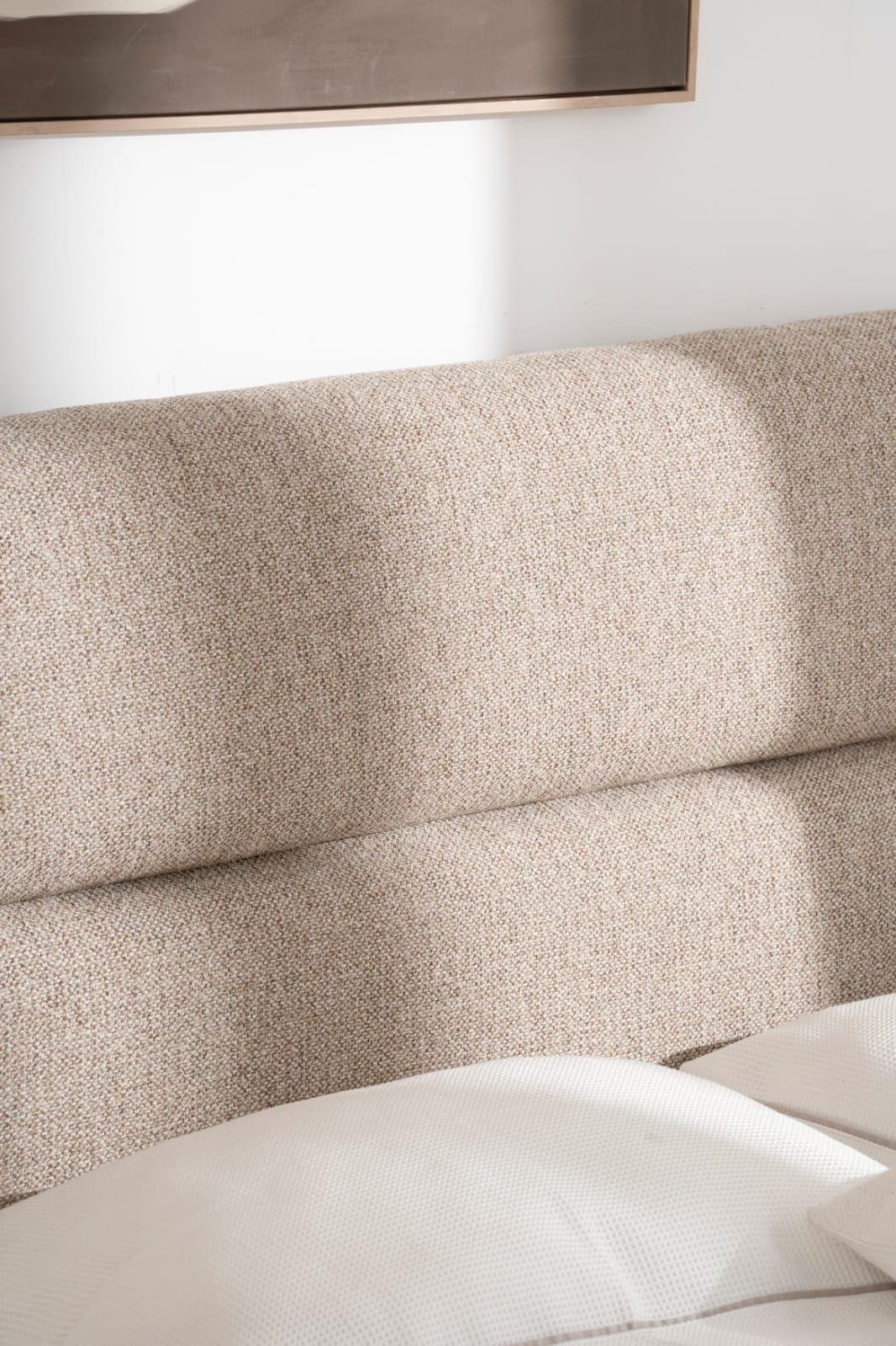 Lit avec tête de lit boudinée, alliant confort et design moderne. Idéal pour créer une ambiance chaleureuse et accueillante dans votre chambre. 