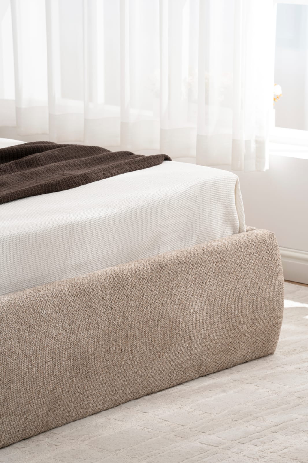 Lit avec tête de lit boudinée, alliant confort et design moderne. Idéal pour créer une ambiance chaleureuse et accueillante dans votre chambre. 