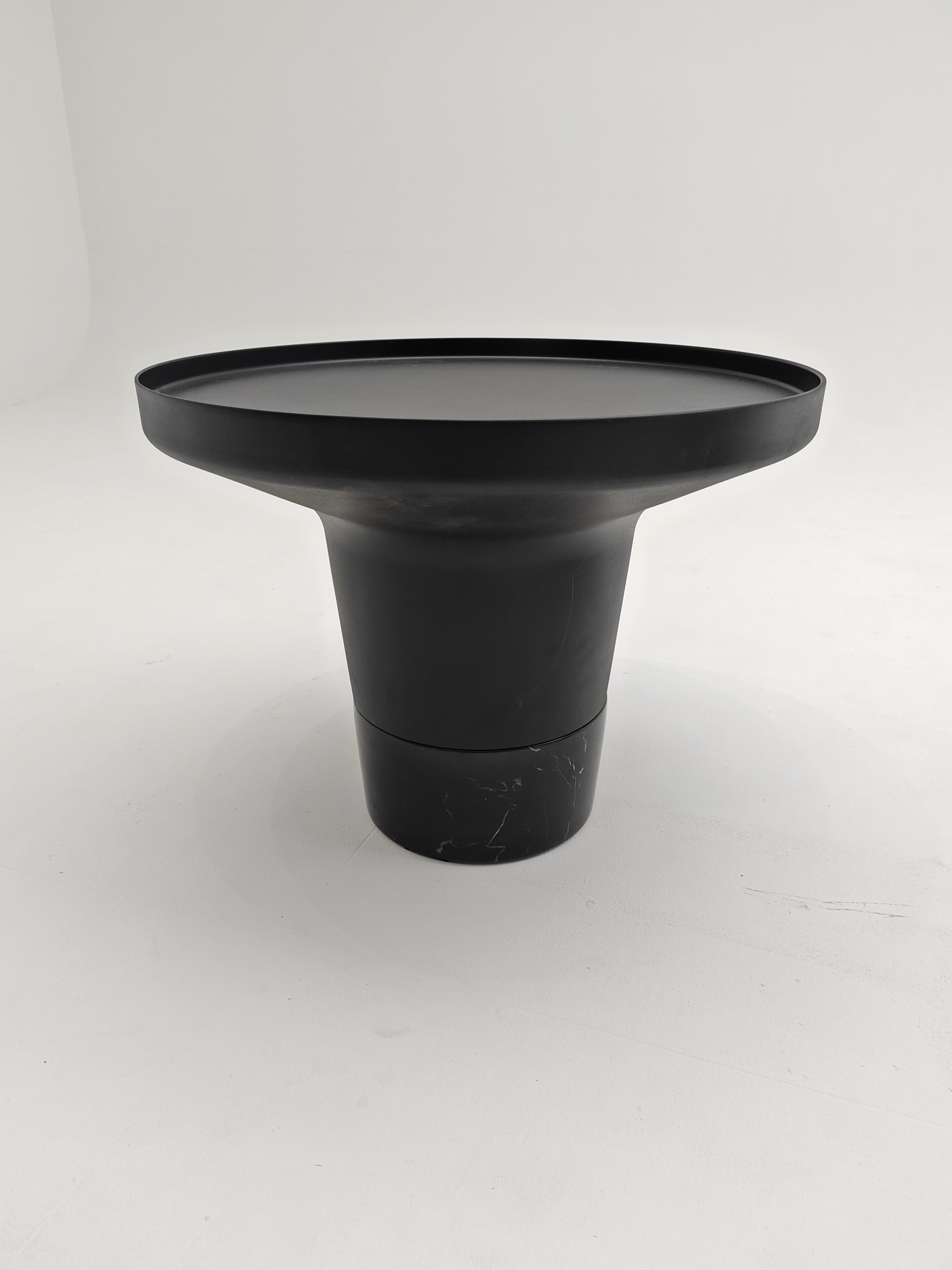 Apportez du style à votre salon avec ce duo de tables basses rondes au design moderne. 
