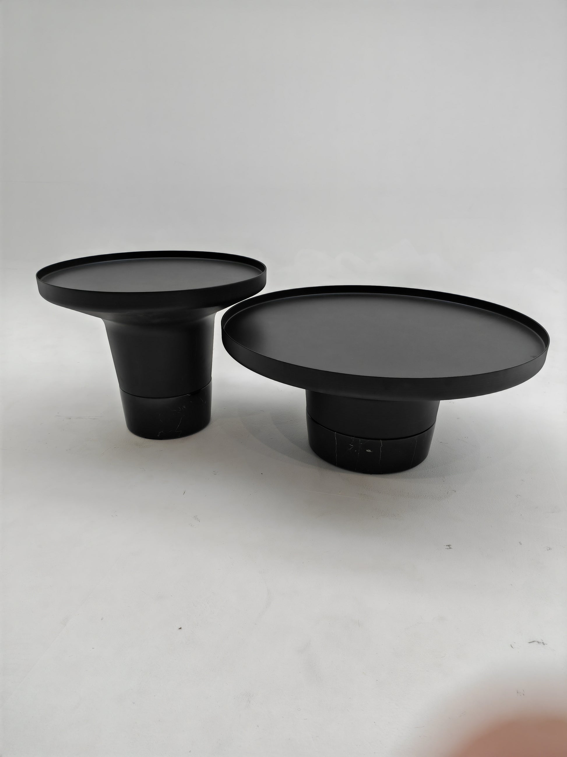 Apportez du style à votre salon avec ce duo de tables basses rondes au design moderne. 