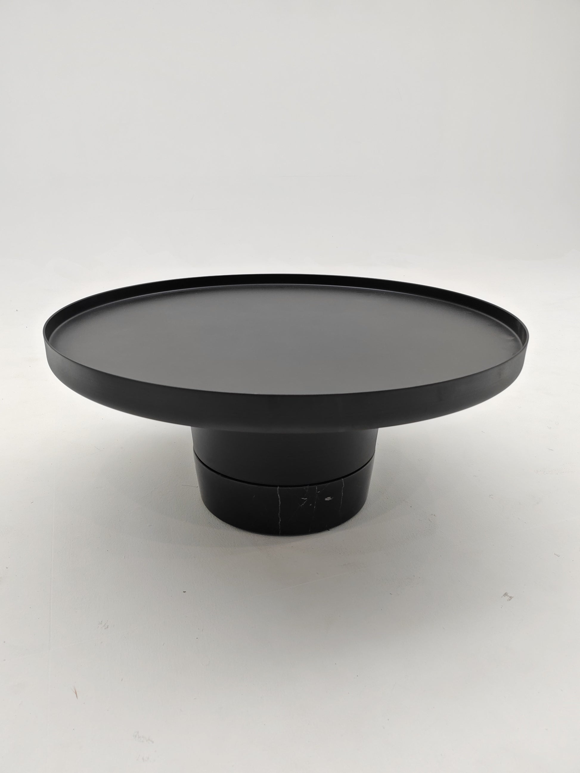 Apportez du style à votre salon avec ce duo de tables basses rondes au design moderne. 