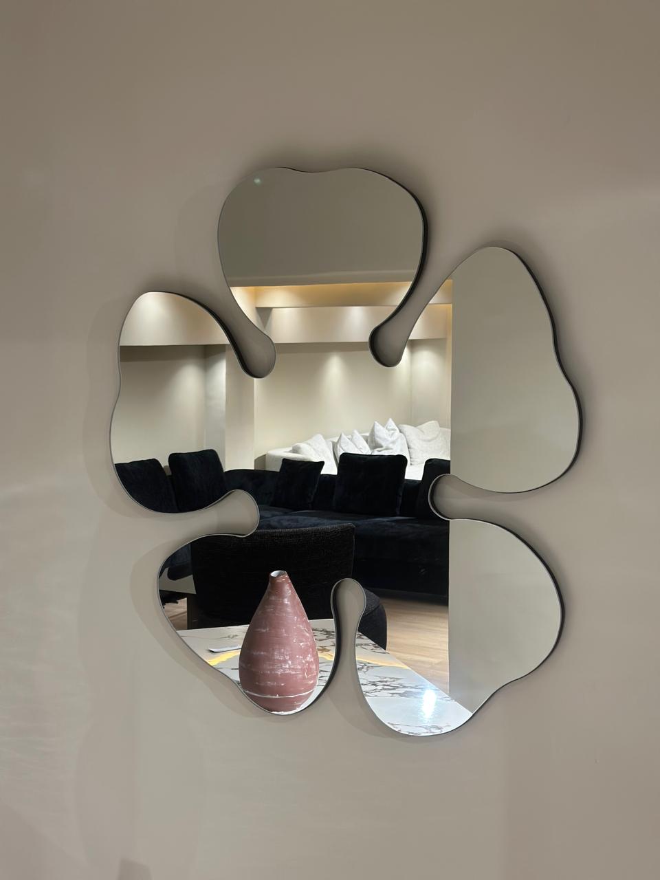 Miroir décoratif en forme de fleur, design élégant et raffiné.