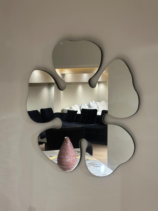Miroir décoratif en forme de fleur, design élégant et raffiné.