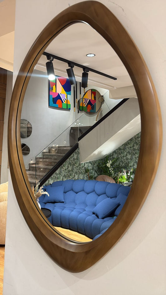 Miroir design forme organique avec cadre en bois moderne