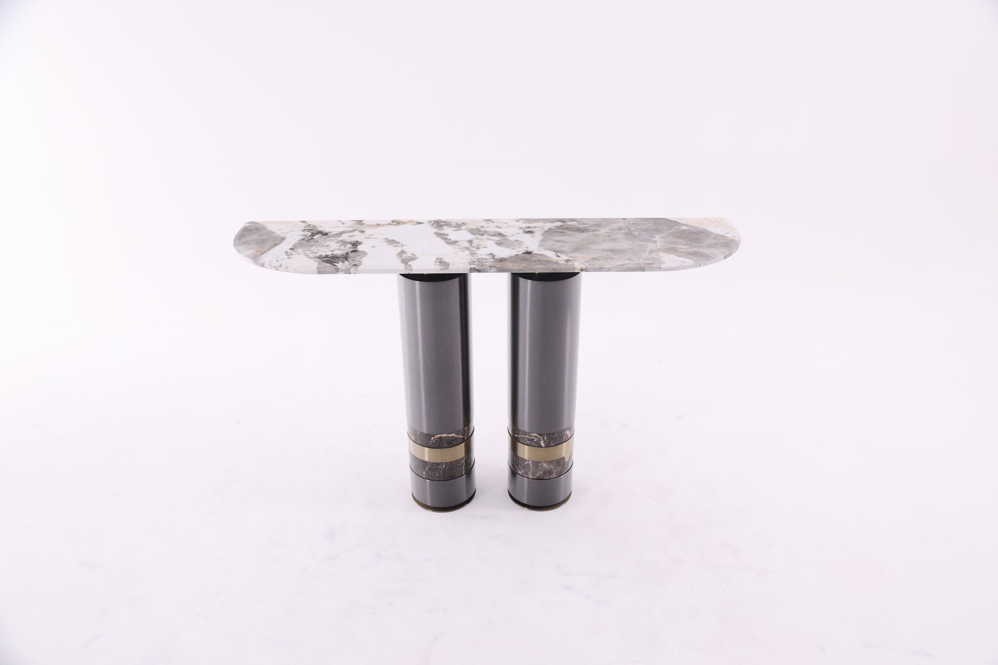 Alliance élégante du marbre naturel et d’une structure en métal argenté. Un design épuré et raffiné pour sublimer votre intérieur.