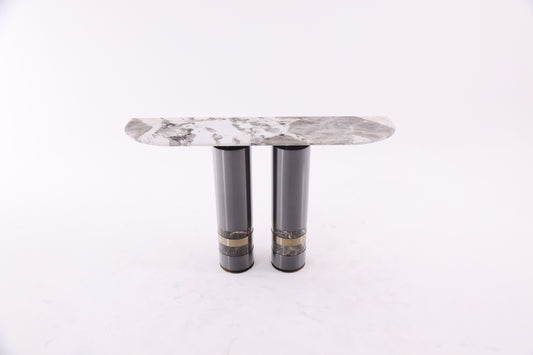 Alliance élégante du marbre naturel et d’une structure en métal argenté. Un design épuré et raffiné pour sublimer votre intérieur.