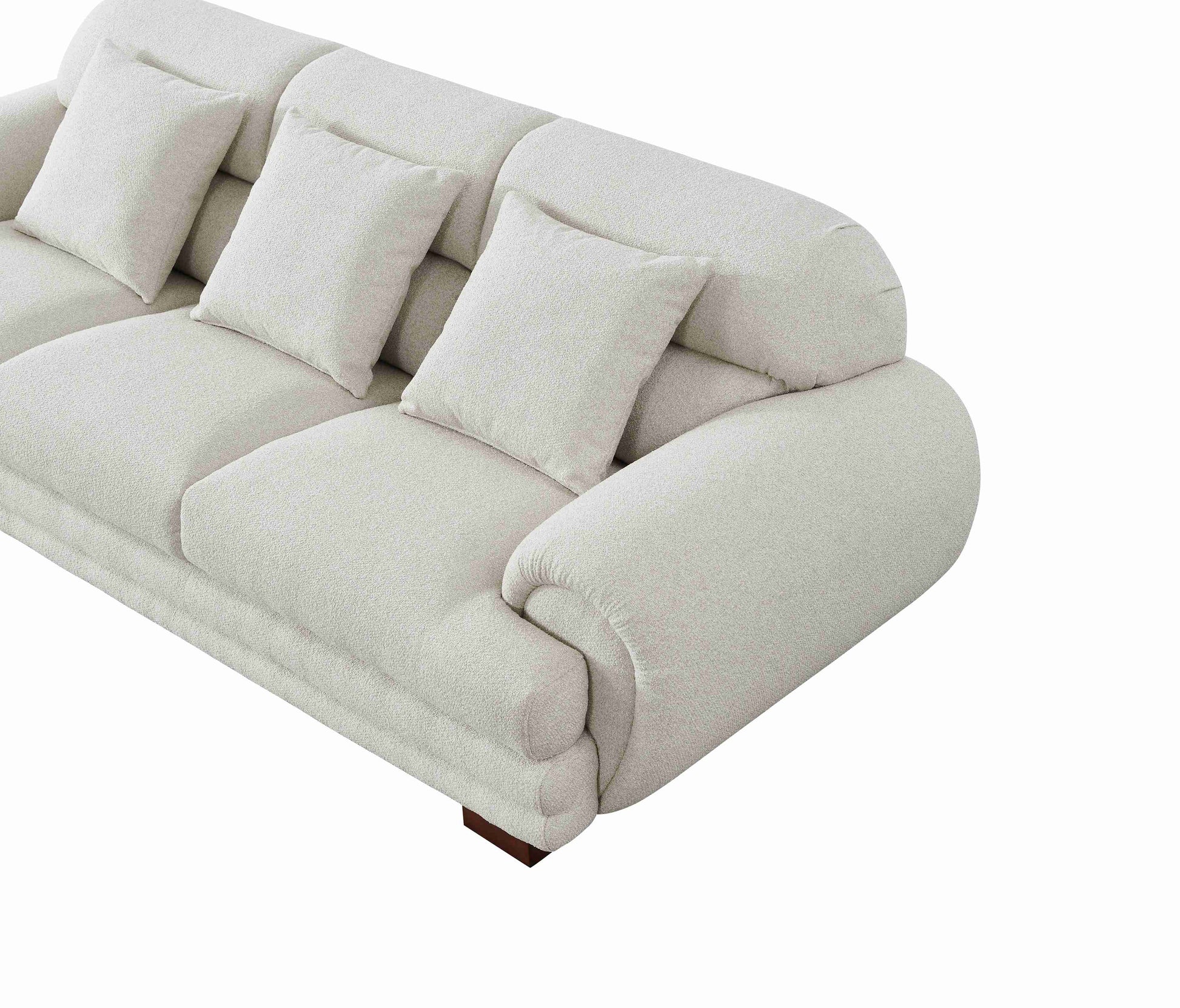 Salon élégant avec canapé trois places, deux places et fauteuil aux formes arrondies